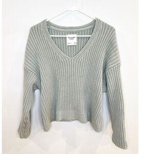Abercrombie and fitch knit v-neck sweater sage green